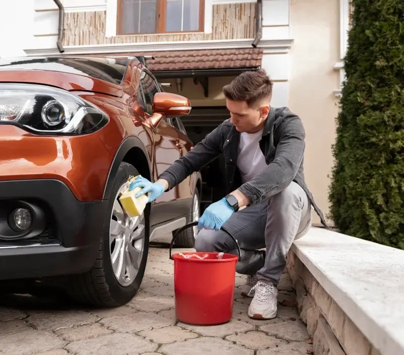 Lavage auto à domicile Val-des-Prés : professionnel intervenant sur un véhicule